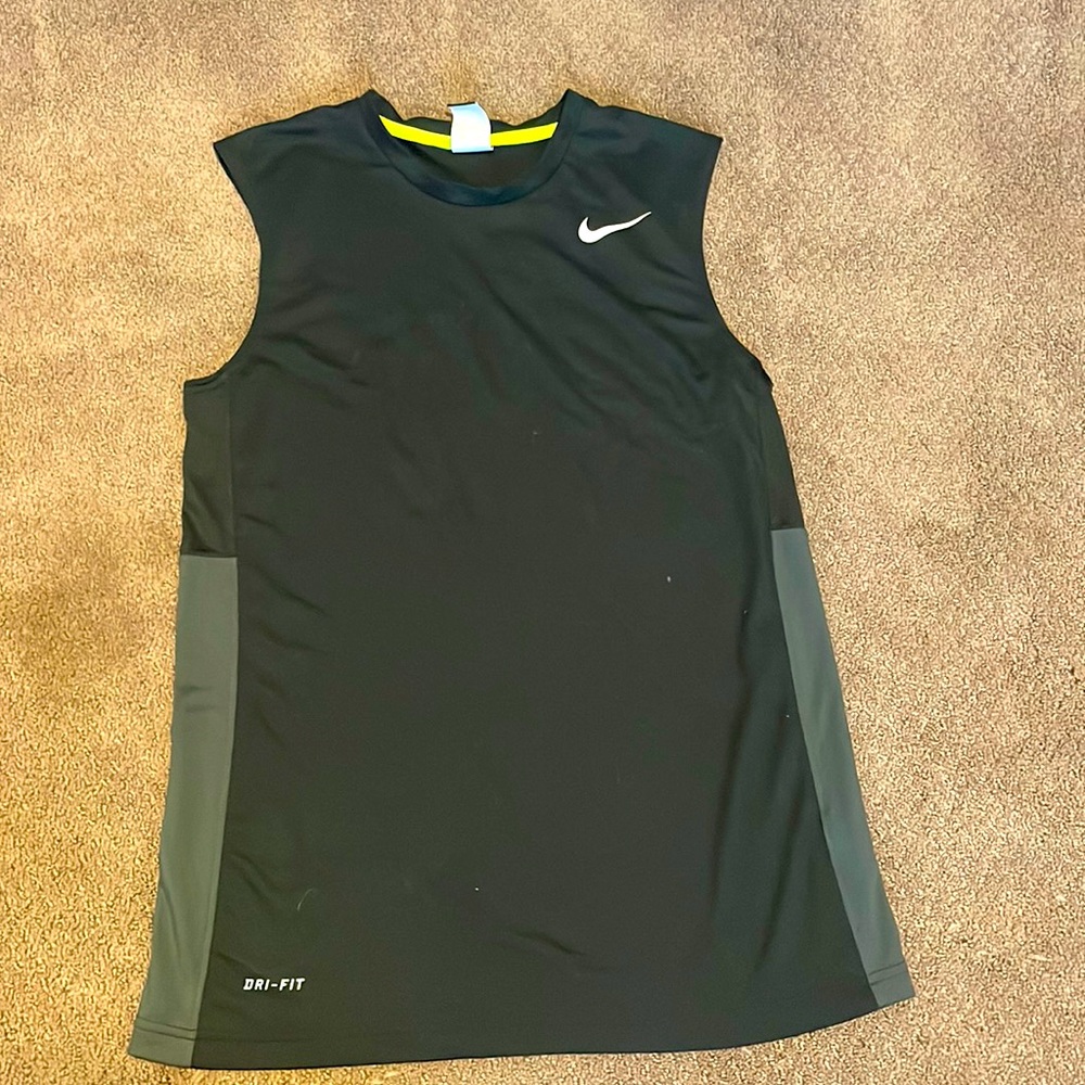 Nike dry-fit muscle tank -med